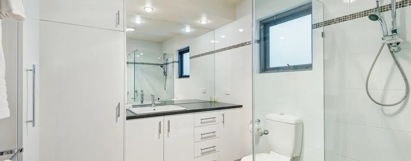 short stay apartment croydon full sized showers