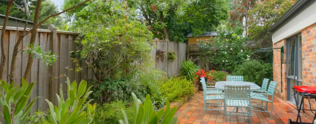 croydon short term accommodation with own garden with seating and bbq