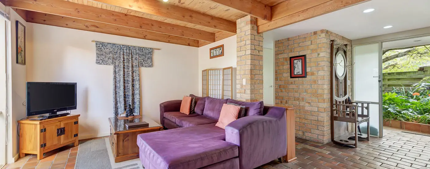 short term accomodation self contained large lounge room croydon