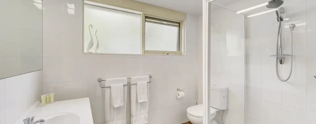 self contained short term accomodation croydon with luxurious bathroom