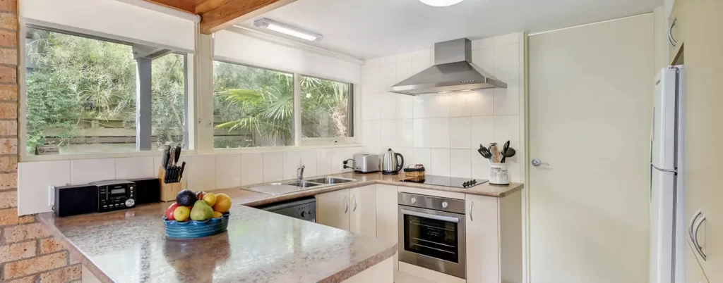 short term accommodation croydon full size self contained kitchen